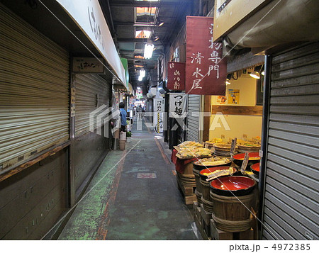 吉祥寺　ハモニカ横丁の路地 4972385