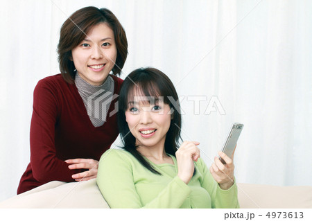 スマホを見る2人の女性 4973613