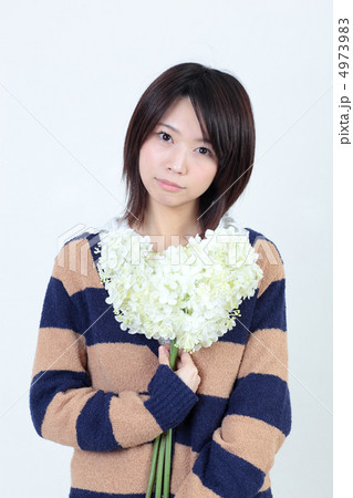 花と女性 4973983