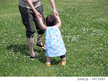 赤ちゃんの歩行練習 4973992