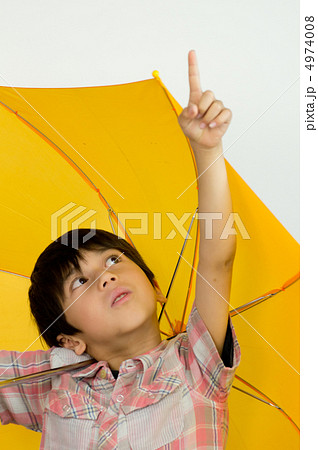 黄色い雨傘と少年 4974008