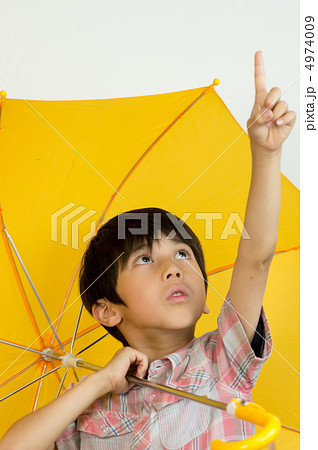 黄色い雨傘と少年 4974009