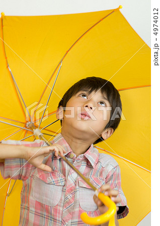 黄色い雨傘と少年 4974012