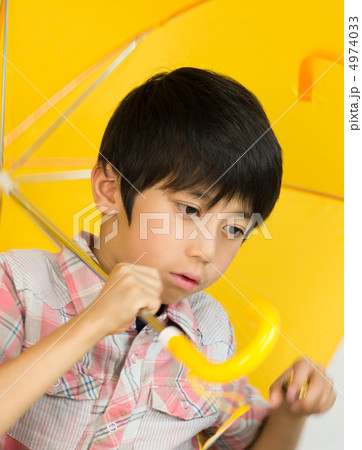 黄色い雨傘と少年 4974033
