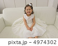 ドレスでにっこりする少女 4974302