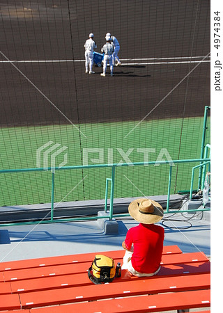 応援席からグランドを見つめる夏のおじさん 応援席からグランドを見つめる夏のおじさん 4974384