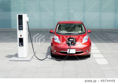 充電中の電気自動車 充電中の電気自動車 4974449