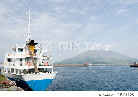 貨物船と桜島 4974450