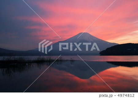 夕焼けに染まる富士 4974812