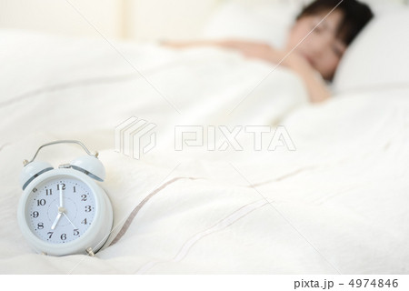 ベッドルームの女性 4974846