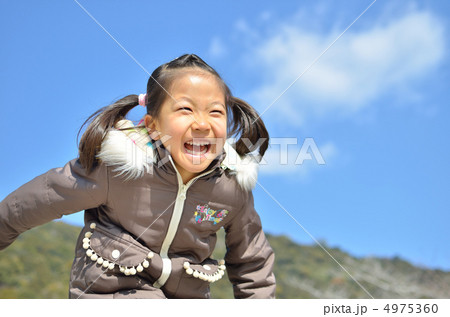 青空で遊ぶ女の子（冬） 4975360