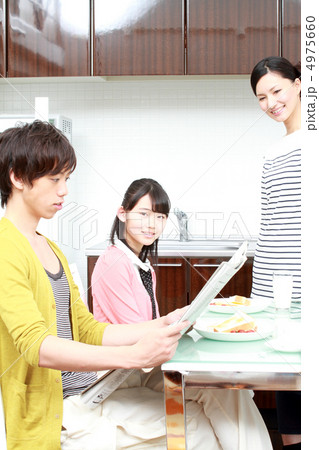食卓の家族 4975660
