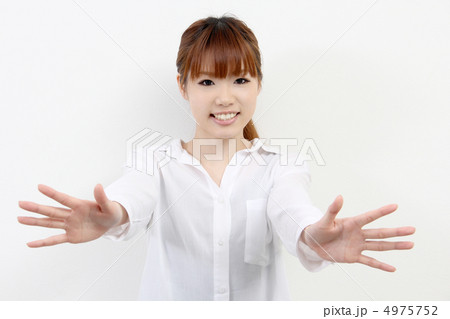 両手を前に出している若い女性 両手を前に出している若い女性 4975752