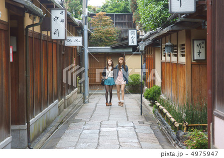 京都観光する若い女性 京都観光する若い女性 4975947