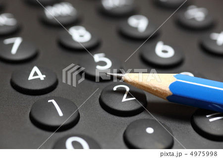 電卓と鉛筆 4975998