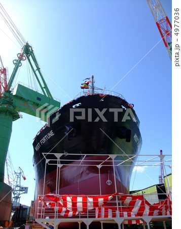 伯方島 造船所 進水式前の貨物船の写真素材