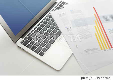 パソコンと書類 4977702