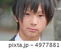 制服姿の男子高校生 4977881