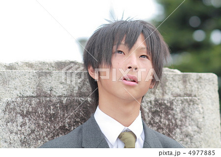 制服姿の男子高校生 4977885