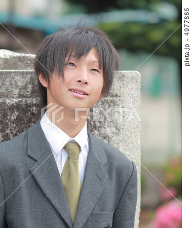 制服姿の男子高校生 4977886