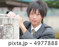 制服姿の男子高校生 4977888