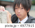 制服姿の男子高校生 4977915