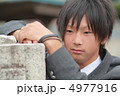 制服姿の男子高校生 4977916