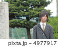 校門前の男子高校生 4977917