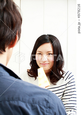 朝食をとる若い女性 4978216