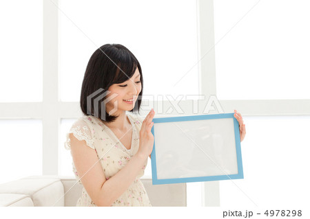 メッセージボードを持つ女性 メッセージボードを持つ女性 4978298