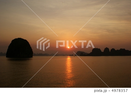 ハロン湾のクルーズ船から眺める夕日 4978357
