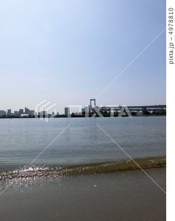 お台場海浜公園から見たレインボーブリッジの遠景と波 4978810