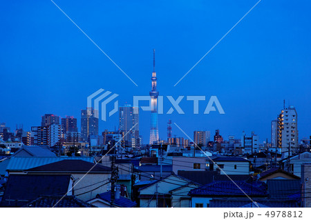 夕暮れの東京スカイツリーのライトアップ・粋と下町の空模様 4978812