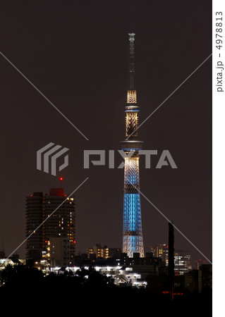 扇大橋近くの荒川の川原より東京スカイツリーのライトアップ・粋と住宅街の明かりを臨む 扇大橋近くの荒川の川原より東京スカイツリーのライトアップ・粋と住宅街の明かりを臨む 4978813