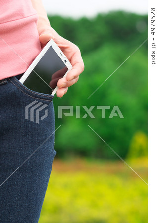 ポケットに入れたスマホ ポケットに入れたスマホ 4979528