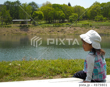 湖畔のベンチに座る子供 4979801