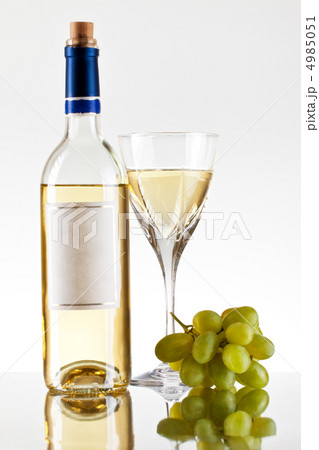 bottle and glass of wine, grape bunch 4985051