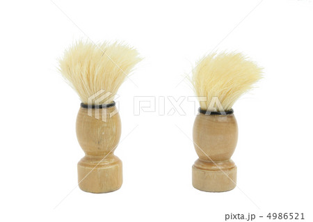 白背景のシェービングブラシの素材 4986521