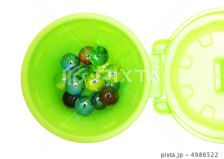 白バックのゴミ箱に入っているガラス玉 4986522