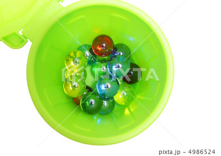 白バックのゴミ箱に入っているガラス玉 4986524