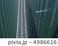 明石海峡大橋を横切る船 4986616