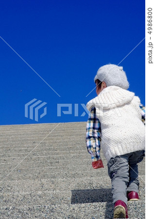 階段を上がる子供 4986800