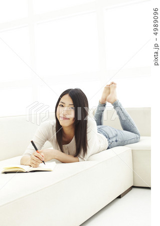 ソファに寝そべる女の子 ソファに寝そべる女の子 4989096