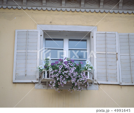 ヨーロッパの窓の写真素材 [4991645] - PIXTA
