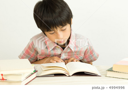 勉強をする小学生_　本を読む少年 4994996
