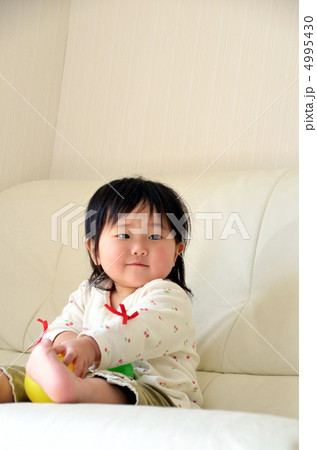 ソファーでリラックスする女の子 4995430