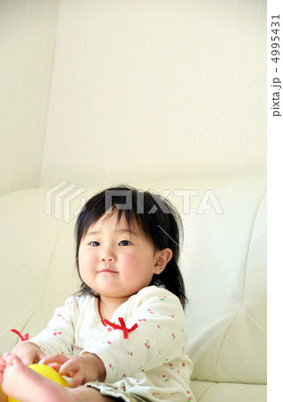 ソファーでリラックスする女の子 4995431