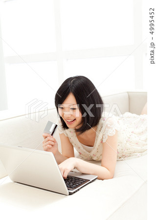 ネットショッピングする女性 4995452