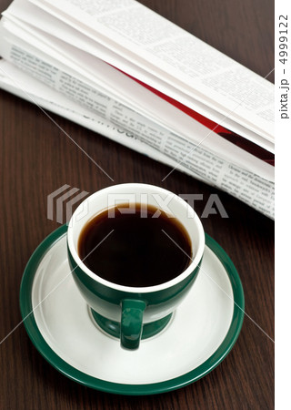 Coffee and newspaper 4999122