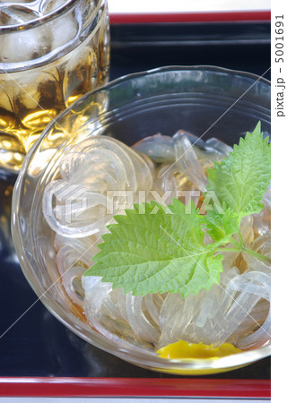 青紫蘇を添えた心太と麦茶 5001691